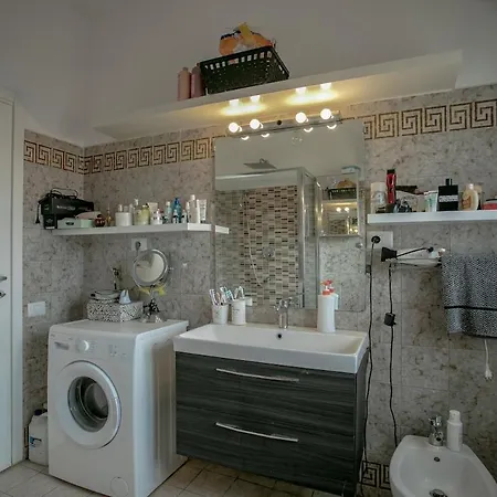 Bright Three-room Near Downtown Apartman *