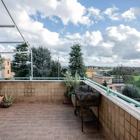 Bright Three-room Near Downtown