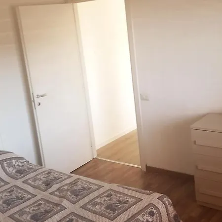 Bright Three-room Near Downtown Róma