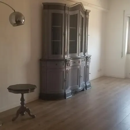 Bright Three-room Near Downtown *