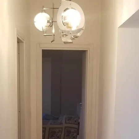 Bright Three-room Near Downtown *